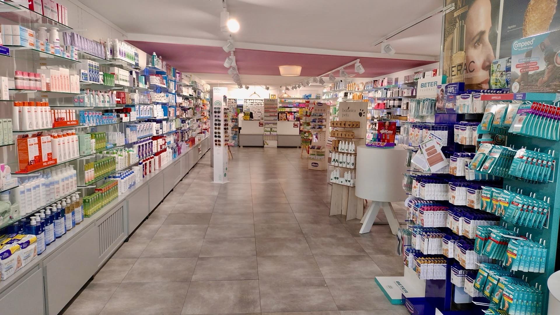 Pasillo interior de la Farmacia Santo Domingo con dermocosmética